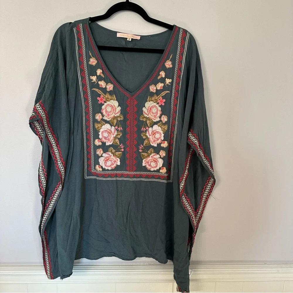 Madeline Sparklestein Women’s Flowy Short Sleeve VNeck Embroidered Top Sz 1X GUC - Picture 2 of 9